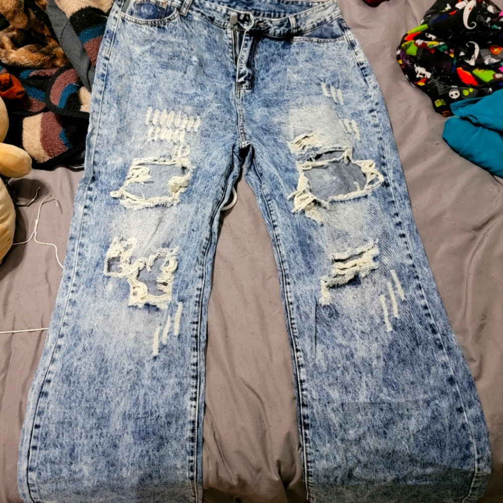 Distressed straighleg mom jean